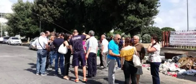 Degrado e sporcizia, i cittadini di Capizzaglie scendono in strada -FOTO
