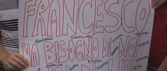 I compagni di scuola dell’orfano cinese: «Non mandatelo via» - VIDEO