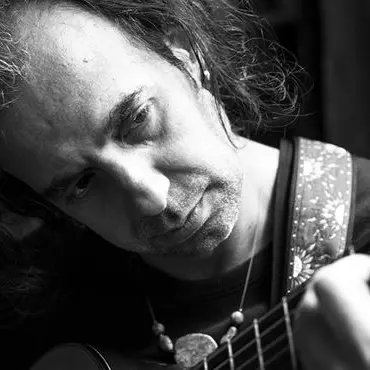 Mix di atmosfere musicali nel videoclip di Apo