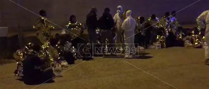 Roccella, 38 migranti soccorsi a bordo di un barcone