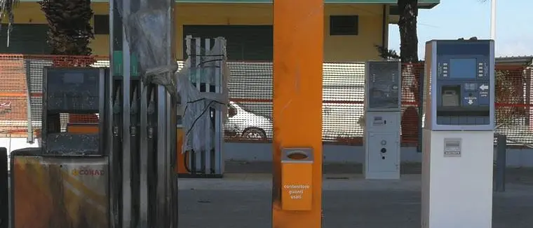 Notte di fuoco a Rossano: roghi e incendi nel centro della città