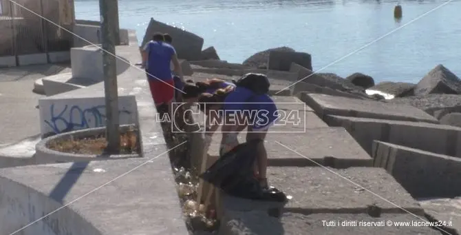 Crotone, i volontari riqualificano l'area antistante la Lega Navale