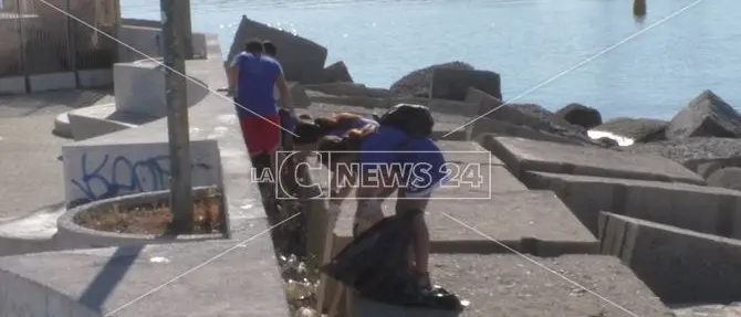 Crotone, i volontari riqualificano l'area antistante la Lega Navale