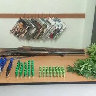 Custodiva fucili e proiettili in casa, arrestato 50enne catanzarese