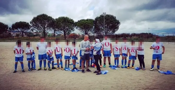 “Mi vuoi sposare?”, l’originale proposta su un campo di calcio calabrese