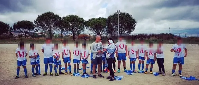 “Mi vuoi sposare?”, l’originale proposta su un campo di calcio calabrese