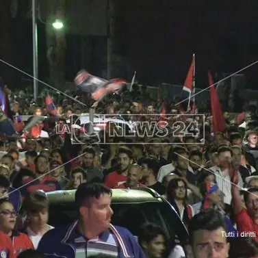 Tifosi del Cosenza in delirio. In migliaia pronti a invadere Pescara per la finale - VIDEO