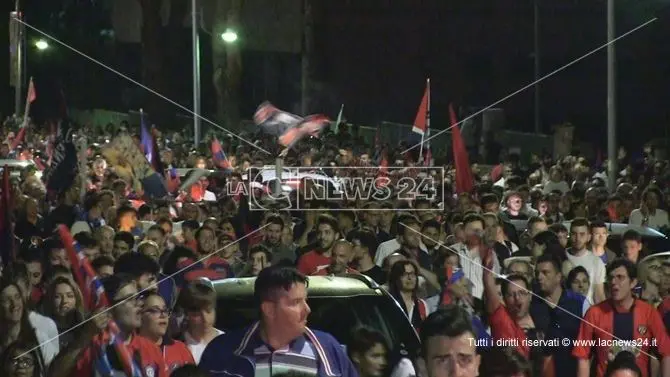 Tifosi del Cosenza in delirio. In migliaia pronti a invadere Pescara per la finale - VIDEO