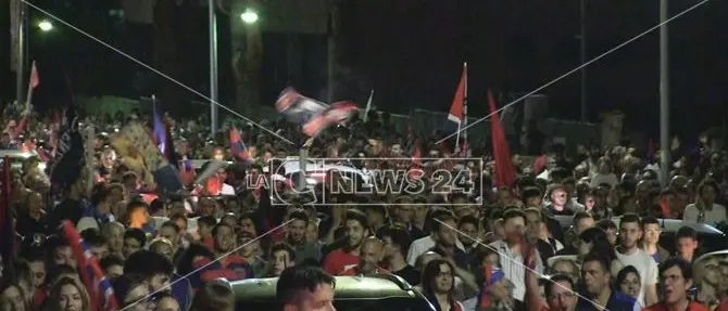 Tifosi del Cosenza in delirio. In migliaia pronti a invadere Pescara per la finale - VIDEO