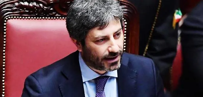 Roberto Fico alla tendopoli di San Ferdinando. «Qui per portare le condoglianze dello Stato»