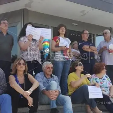 Lamezia, i dipendenti comunali scioperano mentre i commissari sono all’offerta del cero a Sant’Antonio - VIDEO