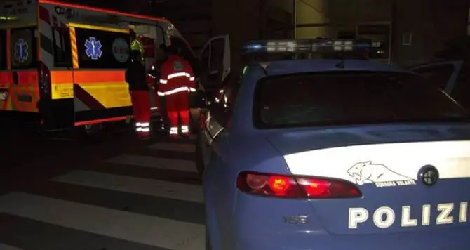 Protesta contro l'auto che non si ferma alle strisce pedonali: lo accoltellano in tre