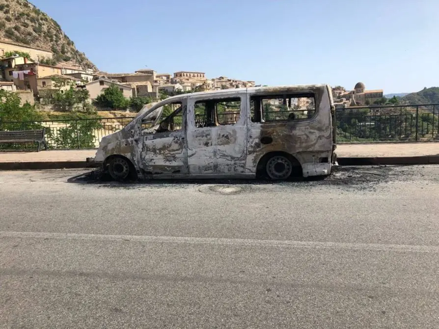 Stilo, i carabinieri indagano sull'incendio di un pulmino