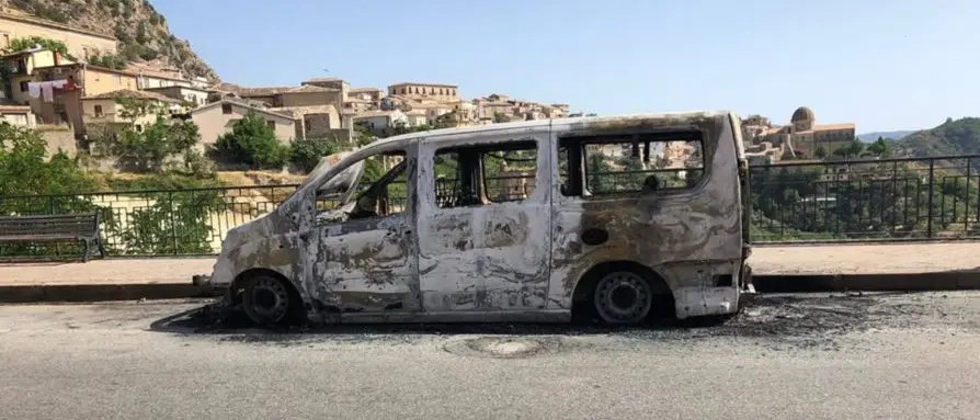 Stilo, i carabinieri indagano sull'incendio di un pulmino