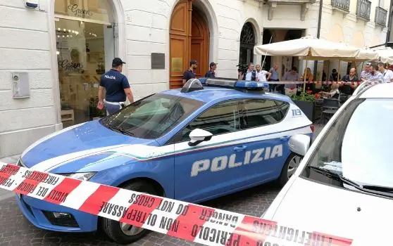 Uccide l'ex moglie dal notaio e poi si suicida