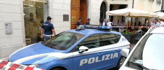 Uccide l'ex moglie dal notaio e poi si suicida