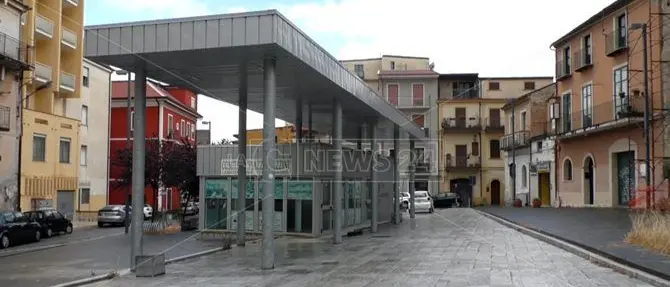 Lamezia, piazza Mazzini tra degrado e spreco di denaro pubblico - VIDEO