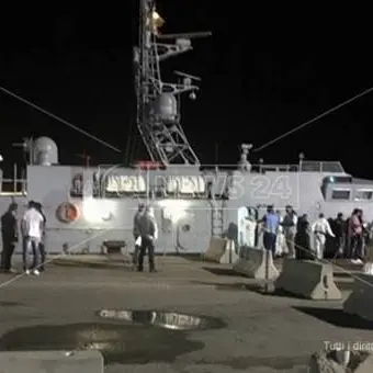 Crotone, soccorsi 48 migranti a bordo di un veliero