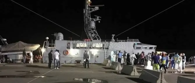 Crotone, soccorsi 48 migranti a bordo di un veliero