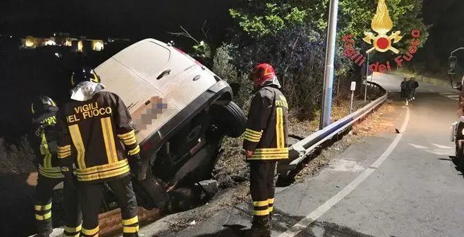 Catanzaro, furgone esce fuori strada e rimane in bilico su un precipizio