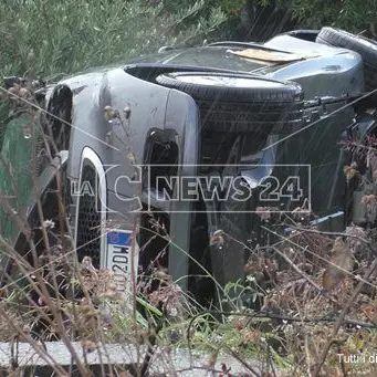 Sbanda e finisce fuori strada, giovane muore a Lamezia