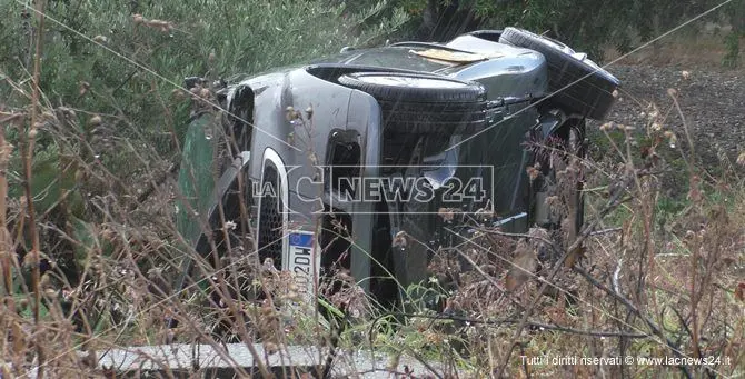 Sbanda e finisce fuori strada, giovane muore a Lamezia