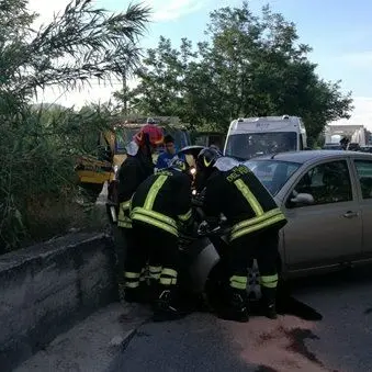 Perde il controllo del mezzo e si schianta contro il guardrail, incidente sulla statale 106