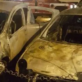 Mesoraca, nella notte due auto divorate dalle fiamme
