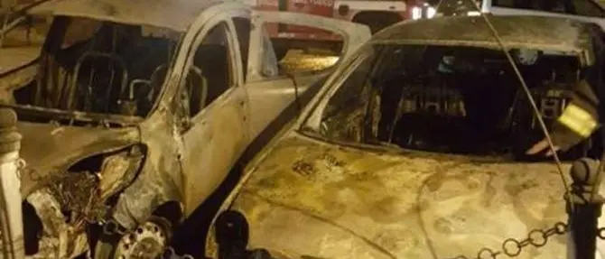 Mesoraca, nella notte due auto divorate dalle fiamme