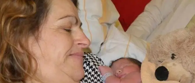 Donna partorisce il suo primo figlio a 58 anni. I medici: «Mai successo»