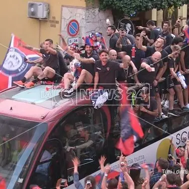Cosenza in delirio, l'abbraccio dei tifosi alla squadra -VIDEO
