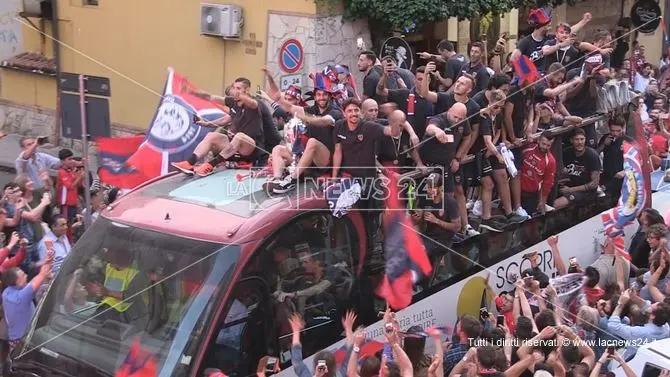 Cosenza in delirio, l'abbraccio dei tifosi alla squadra -VIDEO