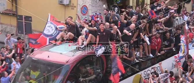 Cosenza in delirio, l'abbraccio dei tifosi alla squadra -VIDEO