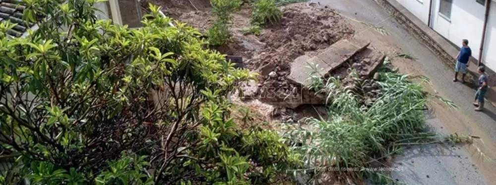 Maltempo nel Vibonese, crolla casa a Nicotera. Le strade trasformate in fiumi di acqua e fango