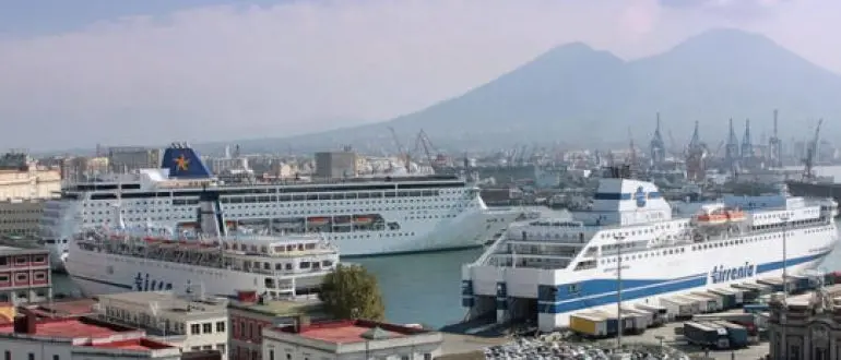 Auto cade dal ponte del traghetto e schiaccia passeggeri: un morto e un ferito