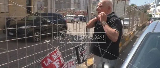 Consigliere s' incatena davanti la Prefettura: «Ribellatevi alla 'ndrangheta» -VIDEO