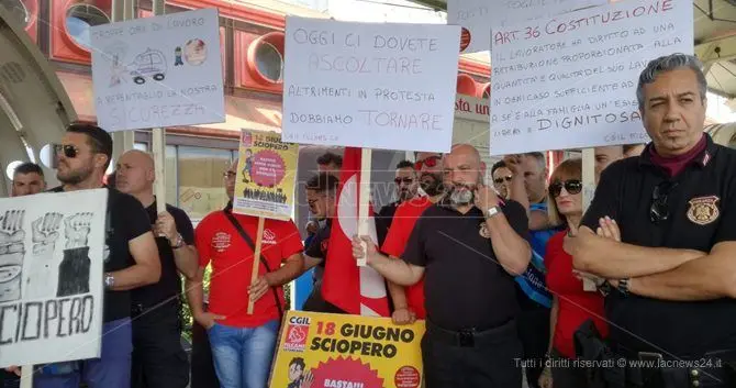 Vigilantes in protesta a Lamezia: da otto mesi senza stipendio