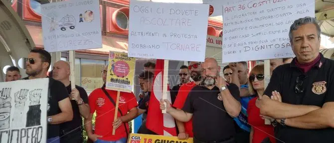 Vigilantes in protesta a Lamezia: da otto mesi senza stipendio