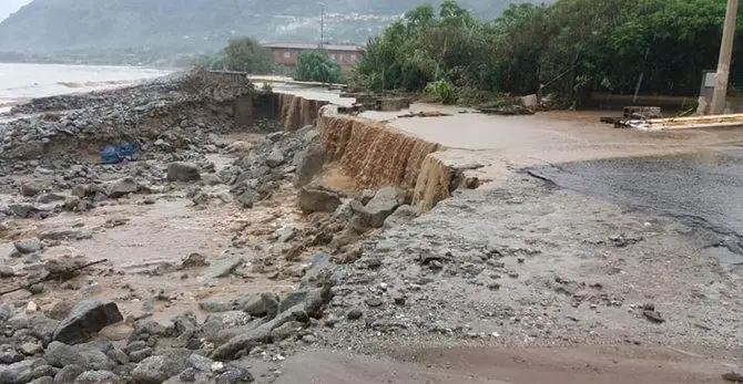 Maltempo, nel Vibonese i vigili del fuoco salvano dodici persone isolate da una frana