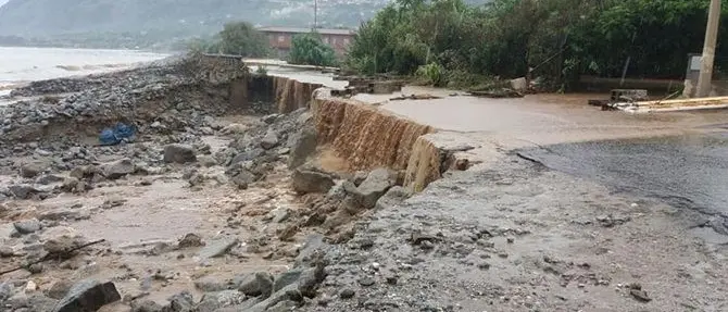 Maltempo, nel Vibonese i vigili del fuoco salvano dodici persone isolate da una frana