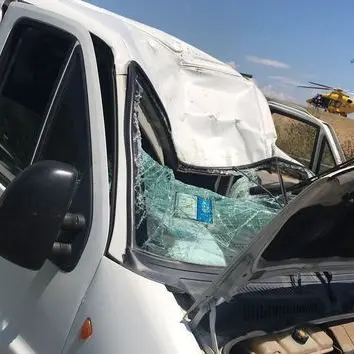 Donna giù da cavalcavia: furgone non riesce a evitarla e si schianta su guardrail