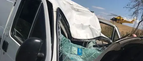 Donna giù da cavalcavia: furgone non riesce a evitarla e si schianta su guardrail