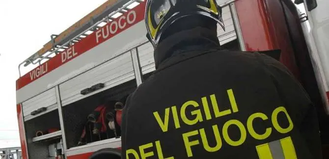 Maltempo, soccorsi mamma e bambini bloccati in auto