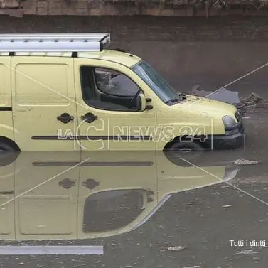 Bomba d'acqua a Cosenza, tre famiglie evacuate -VIDEO