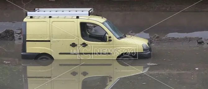 Bomba d'acqua a Cosenza, tre famiglie evacuate -VIDEO