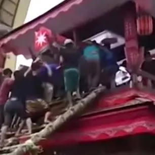 Muore schiacciato dalla bara della madre durante il funerale - VIDEO