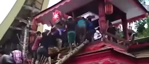 Muore schiacciato dalla bara della madre durante il funerale - VIDEO