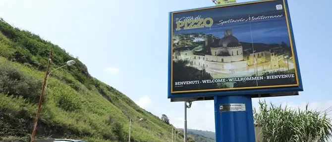 Pizzo raccontata in nove immagini d'autore che danno il benvenuto ai turisti