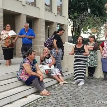 Protesta dei rom al Tribunale di Lamezia Terme