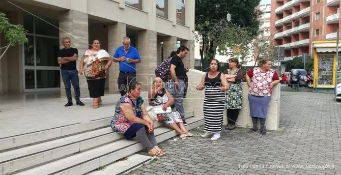 Protesta dei rom al Tribunale di Lamezia Terme